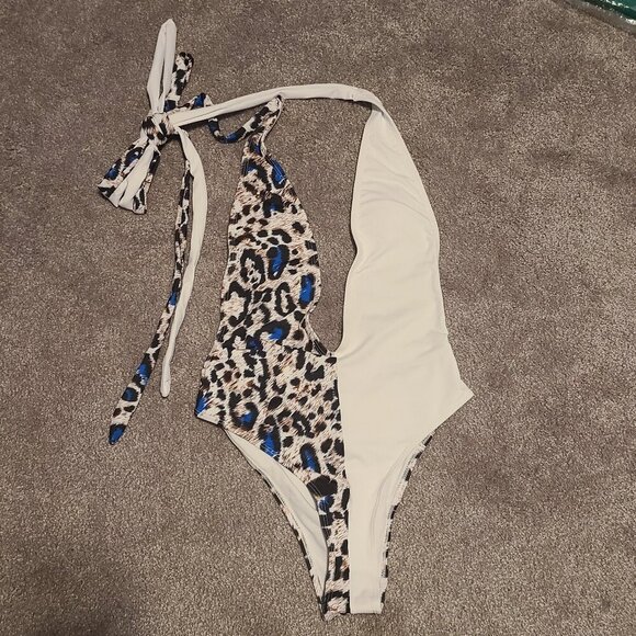 🔥3/$42 with FREE SHIPPING🔥 NWOT - half Cheetah /half white Swimsuit - Picture 1 of 3